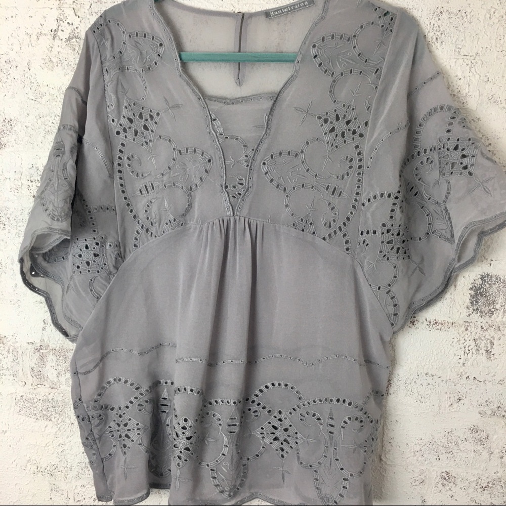 Daniel RAINN RUFFLED EMBROIDERED EYELET TOP